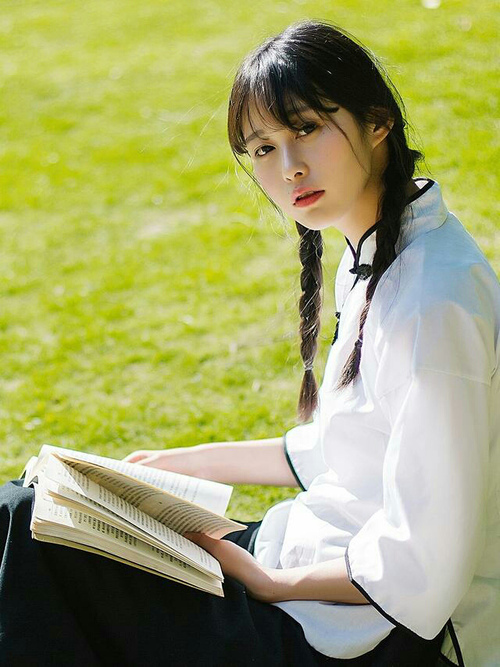 “东部新区定向越野：运动员在迷雾中寻觅胜利”