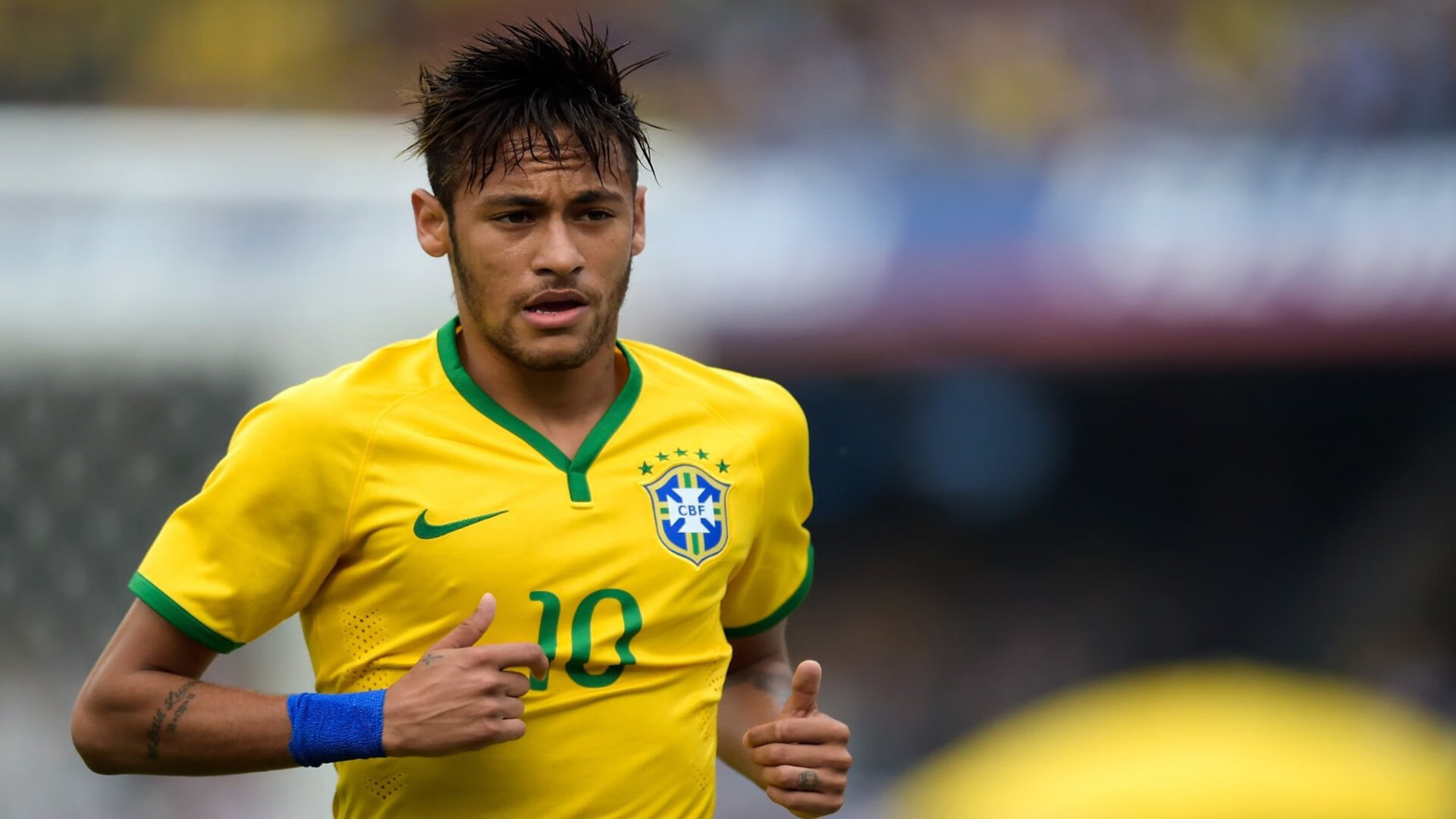 “中国女足首次亮相国际赛场，取得历史性突破”，中国女足队员获国际足联